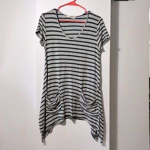 Gray and green top with pockets!